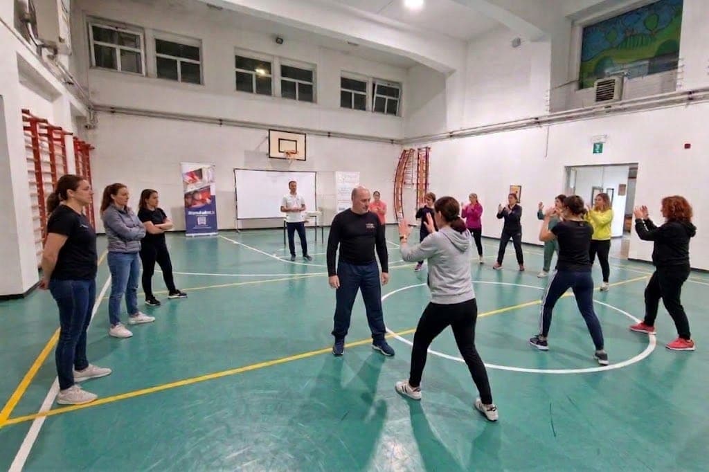 Il gruppo in guardia in palestra, con l'istruttore al centro